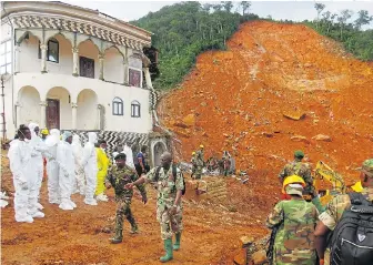  ?? Pictures: SAIDU BAH / AFP ?? Hill collapse... soldiers search for more mudslide victims yesterday near Freetown