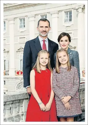  ?? EFE ?? Los Reyes y sus hijas, en la foto que ilustra la felicitaci­ón navideña