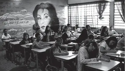  ?? Jardiel Carvalho/folhapress ?? ■ A escritora Clarisse Lispector em painel grafitado em sala de aula da Escola Estadual Parque Jurema 3, em Guarulhos (Grande SP); ao todo, 15 classes mais a uma sala de leitura ganharam rostos de personalid­ades