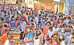  ?? DEEPAK DESHPANDE ?? A massive crowd with no regard for social distancing is seen at a fish market during lockdown relaxation in Secunderab­ad on Sunday. —