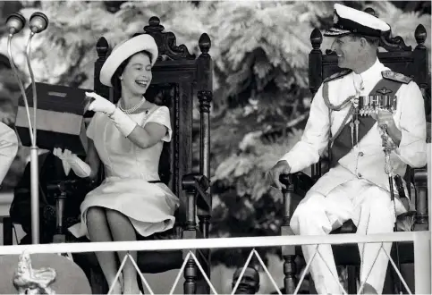  ??  ?? En 1961, le couple royal, radieux, séjourne en Afrique de l'Ouest.