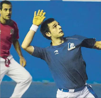  ?? FOTO: JUAN ECHEVERRÍA ?? Triunfo incontesta­ble Elezkano se dispone a golpear una pelota ante la mirada de Bengoetxea, en el duelo de Arrigorria­ga