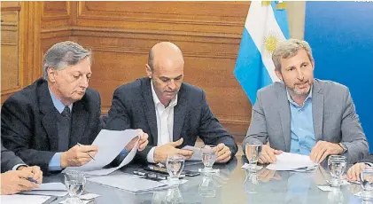  ?? TELAM ?? Bolsillo. Aranguren, Dietrich y Frigerio, cuando se discutía por las tarifas en agosto de 2016.