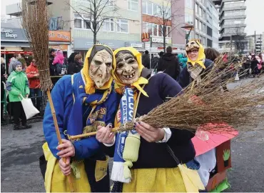  ?? Foto: imago/Susanne Hübner ?? Lässt sich der Teufel damit scheuchen? Braunschwe­iger »Schoduvel«-Hexen im Jahr 2013.