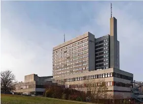  ?? (KEYSTONE/GEORGIOS KEFALAS) ?? A gauche, l’hôpital de Bruderholz (BL); à droite, l’Unispital de Bâle. Deux des sites concernés par la votation de ce week-end.