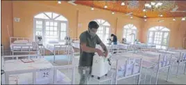  ??  ?? Medical workers checking equipment at a marriage hall, which has been converted into a Covid wellness centre, in Srinagar on Monday.
WASEEM ANDRABI/HT