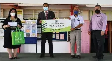  ?? ?? SOPB senior manager Apong Siri (second right) hands over certificat­es, cash and stationery sets to representa­tions of SMK Luar Bandar Miri.