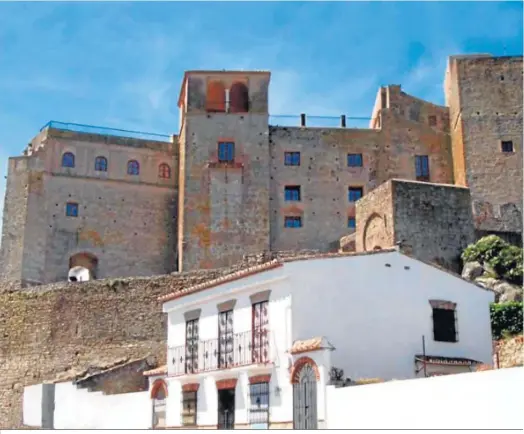  ?? ?? Alcázar de la Villa, residencia de los Condes hasta que, tras la desamortiz­ación del Convento de la Almoraima en torno al año 1840, se convirtió en palacio y residencia de los condes de Castellar hasta que lo compró José María Ruiz Mateos en 1973.