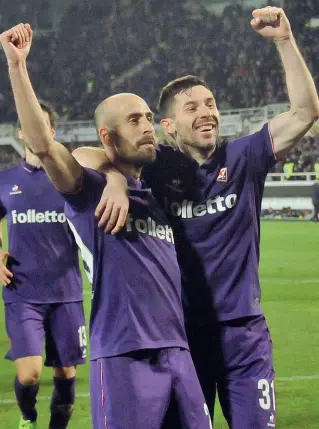  ??  ?? In alto Borja Valero e Milic esultano dopo il gol del vantaggio A destra Paulo Sousa