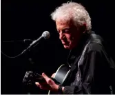  ??  ?? Der alte Mann und der Blues: Doug Macleod kennt und ehrt die Altvordere­n.