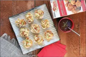  ?? PHOTO COURTESY OF CRAZY CUIZINE ?? Surprise guests with something different like these sweet-chili chicken wonton cups.