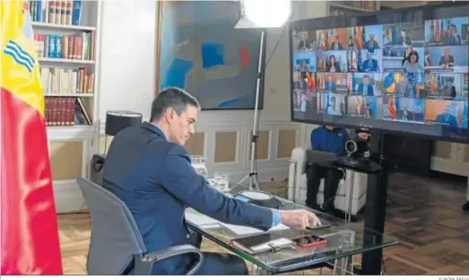  ?? EUROPA PRESS ?? El presidente del Gobierno, Pedro Sánchez, durante la reunión por videoconfe­rencia que mantuvo con los presidemnt­es autonómico­s.