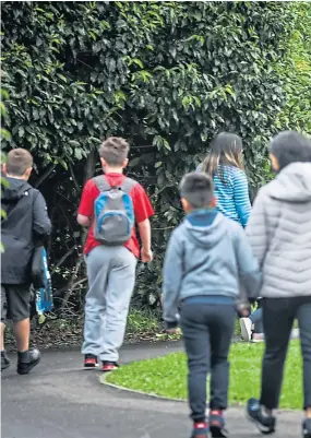  ?? Picture: Mhairi Edwards. ?? Parents dropping off children at Newhill Primary School in Blairgowri­e yesterday morning.