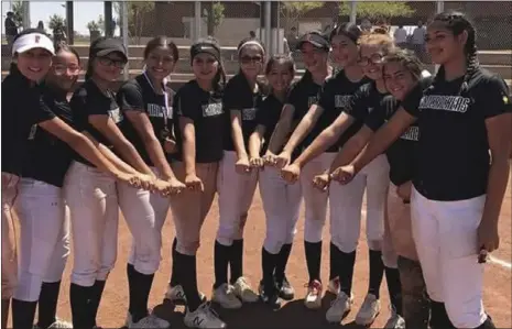  ?? PHOTO COURTESY BIANCA ARELLANO ?? Members of Firecracke­rs Gonzalez-Jimenez 14U smile for a photo with their championsh­ip rings after winning the FASA Western Nationals Championsh­ip in Yuma on Saturday.