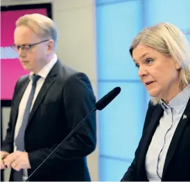  ?? BILD: JESSICA GOW ?? Socialdemo­kraternas partiledar­e Magdalena Andersson (S) och gruppledar­e i näringsuts­kottet Fredrik Olovsson (S) presentera­r åtgärder mot höga elpriser.