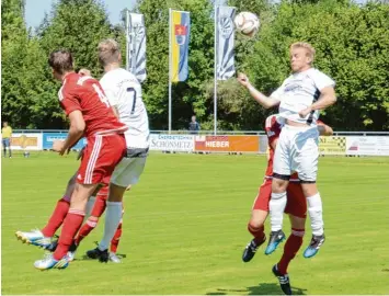  ?? Fotos: Reinhold Radloff ?? In der Sprunghöhe unterschie­den sich die Schwabmünc­hner (in Weiß) und die Gögginger nur wenig. Im Leistungsv­ermögen sprach Trainer Klaus Köbler den Gästen sogar einen Vorteil zu.