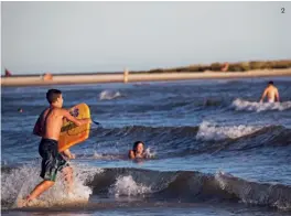  ??  ?? 2- Malvin Plajı'nın dalgaları sörfçüleri mutlu ediyor.
The waves of Malvin Beach make surfers happy.
2