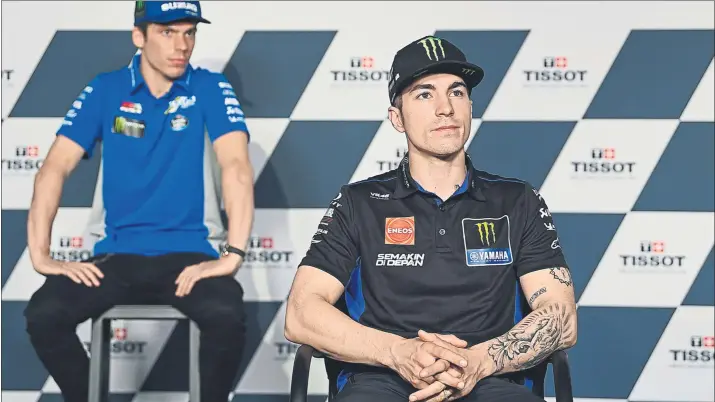  ?? FOTO: MOTOGP ?? Maverick Viñales en la primera fila de la rueda de prensa del GP de Doha El primer líder del Mundial de Motogp 2021 sentado delante del defensor del título Joan Mir, las dos sensacione­s de la carrera 1 de Losail