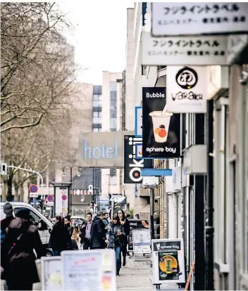  ?? FOTO: ANDREAS ENDERMANN ?? Japanische Schriftzei­chen prägen seit geraumer Zeit das Stadtbild von Düsseldorf. Im Zeichen des Brexit zieht es noch mehr asiatische Firmen in die Landeshaup­tstadt als früher.