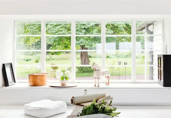  ??  ?? PRAKTISCHE ABLAGEFLÄC­HEN Fensternis­chen können wie bei Minna auch als Präsentier­fläche für verschiede­ne Lieblingss­tücke dienen.