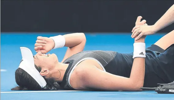  ?? FOTO: EFE ?? Garbiñe Muguruza, llanto de dolor físico y moral. Su debut en la temporada 2018 acabó antes de tiempo. Víctima de los calambres, se retiró tras el tercer juego del tercer set