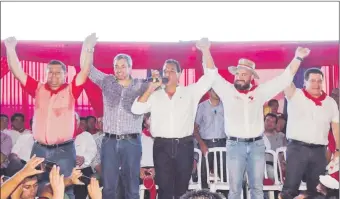  ??  ?? En plena campaña proselitis­ta Justo Manuel Marecos junto a los candidatos Mario Abdo Benítez, Hugo Javier, Ariel Oviedo y el presidente de la República Horacio Cartes.