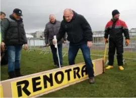  ?? FOTO KURT ?? ‘Keurder’ Roland Liboton stapte het parcours af en had bijzondere aandacht voor de hoogte van de balken.