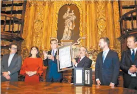  ??  ?? La ceremonia se llevó a cabo en la Biblioteca Palafoxian­a.