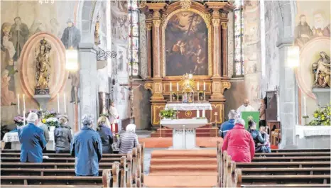  ?? FOTOS: AH: ?? Mit zwölf Gläubigen ist der Gottesdien­st in der katholisch­en Pfarrkirch­e Mariä Himmelfahr­t in Eriskirch am Sonntag sehr überschaub­ar besucht.