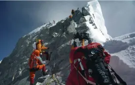  ?? FOTO: STR/AFP/LEHTIKUVA ?? BERGSKLäTT­RARE. Cirka 450 personer lyckades bestiga Mount Everest från sydsidan (bilden) under vårsäsonge­n.