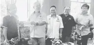  ??  ?? GERAN MRP: John Sikie (empat kanan) menyerahka­n cek kepada Yang Dipertua PIBG SK Pengkalan Lobang Mukah Rami Apat.