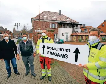  ?? RP-FOTO: ARMIN FISCHER ?? Das frühere „Bauernhaus“in Sonsbeck wird zum Corona-Testzentru­m in Sonsbeck (v.l.): Bürgermeis­ter Heiko Schmidt, Ordnungsam­tsleiter Markus Janßen, Vanessa und Stefan Ripkens