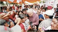  ??  ?? López Obrador acompañó a la abanderada de Morena en los mítines.