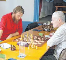  ?? FOTO: MARC DITTMANN ?? Frank Baur (links) und die Schachfreu­nde Mengen spielen auch in der kommenden Saison in der Landesliga.