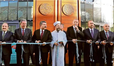  ?? Foto: Reuters ?? Pro 1 200 lidí Recep Erdogan (třetí zprava) při návštěvě Německa otevřel v Kolíně nad Rýnem moderní muslimský svatostáne­k.