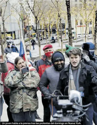  ??  ?? Un joven habla a la prensa tras las protestas del domingo en Nueva York.