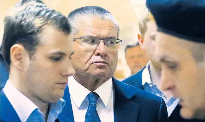  ??  ?? Der inhaftiert­e Wirtschaft­sminister Uljukajew wird zu einer Einvernahm­e gebracht.