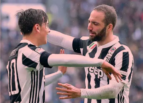  ?? ANSA ?? Paulo Dybala, 24 anni, e Gonzalo Higuain, 30, festeggian­o. I due argentini hanno segnato 42 gol totali in questa stagione, 21 a testa