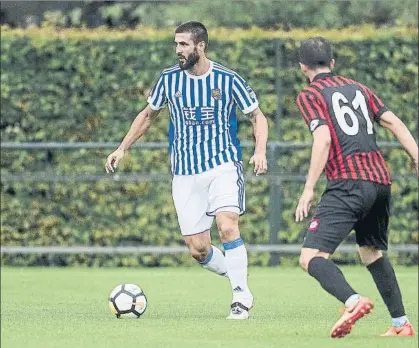  ?? FOTO: JOEP LEENEN/PROSHOTS ?? Navas conduce el balón ante la presencia de Yavru, jugador del Genclerbir­ligi turco, ayer en Arnhem