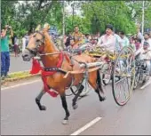  ?? SHEERAZ RIZVI/HT PHOTO ?? People take part in horse cart racing in Allahabad on Monday.