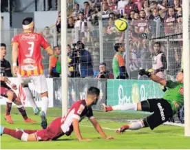  ?? RAFAEL PACHECO. ?? En su última visita a la Cueva, los florenses perdieron 2-1.