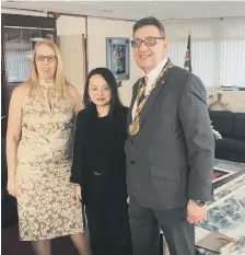  ??  ?? From left, Coun Diane Snowdon, Miss Jiang Yuxin and Coun David Snowdon.