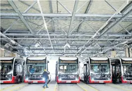  ?? [APA/Georg Hochmuth] ?? Fünf der (aktuell zehn) neuen E-Busse in Siebenhirt­en.