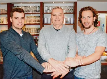  ?? Foto: Reinhold Radloff ?? Hand in Hand arbeiten die drei Vorsitzend­en des EHC Königsbrun­n auch nach den Neuwahlen: (von links) Tim Bertele, Willi Bertele und Marc Streicher.