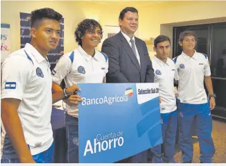  ??  ?? RECONOCIMI­ENTO. La selección sub-20 recibió un reconocimi­ento por el pase al Premundial.