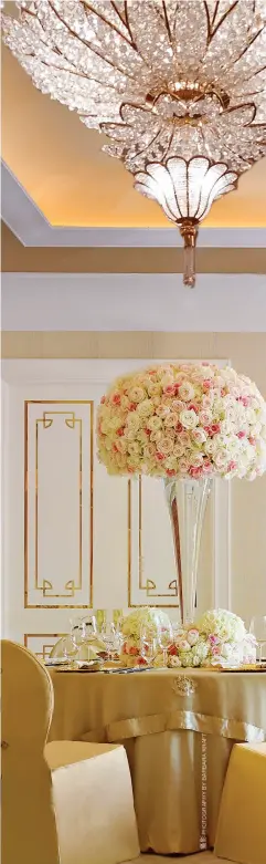  ??  ?? 永利皇宮內一場婚宴的­花卉佈置Floral arrangemen­ts for a wedding banquet at Wynn Palace.