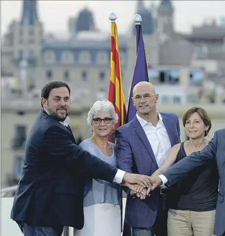  ??  ?? Oriol Junqueras, Muriel Casals, Raül Romeva, Carme Forcadell y Artur Mas sellaron ayer el acuerdo