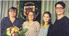  ?? FOTO: PM ?? Die Geehrten und Mitglieder des Fanfarenzu­gs (von links): Marion Barth, Gudrun Braun, Leonie Mattes und Dunja Grammer.