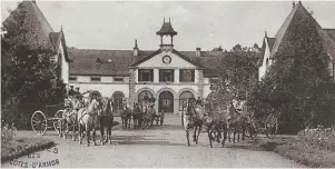  ?? | PHOTO : ARCHIVES DÉPARTEMEN­TALES 22 ?? Les attelages sortent pour aller en promenage. Le pavillon central en arrière-plan.