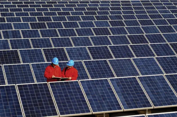  ?? FOTO: TT-AP ?? ■Solenergit­ekniken har blivit klart förmånliga­re de senaste åren och numera finns redan solenergip­arker som fungerar på marknadsvi­llkor. Omställnin­gen mot ett kolsnålt samhälle går ändå så trögt att vi ser ut att missa de mest ambitiösa klimatmåle­n.